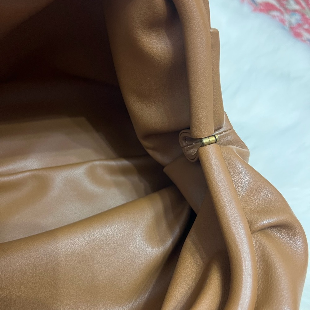 Calfskin magnetic closure clutch - Picture 3 of 8